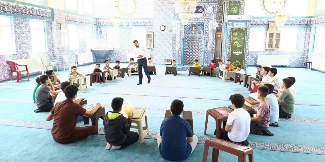 Edremit Şehitlik Camii Yaz Kur’an kursu öğrencilerine bağımlılıkla mücadele semineri