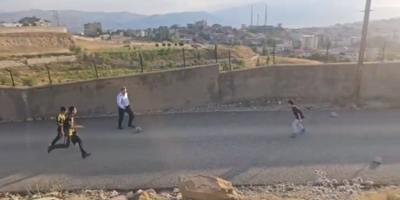 Kaymakam Volkan Hülür Yüksekova’da sokakta maç yapan çocukların oyununa katıldı