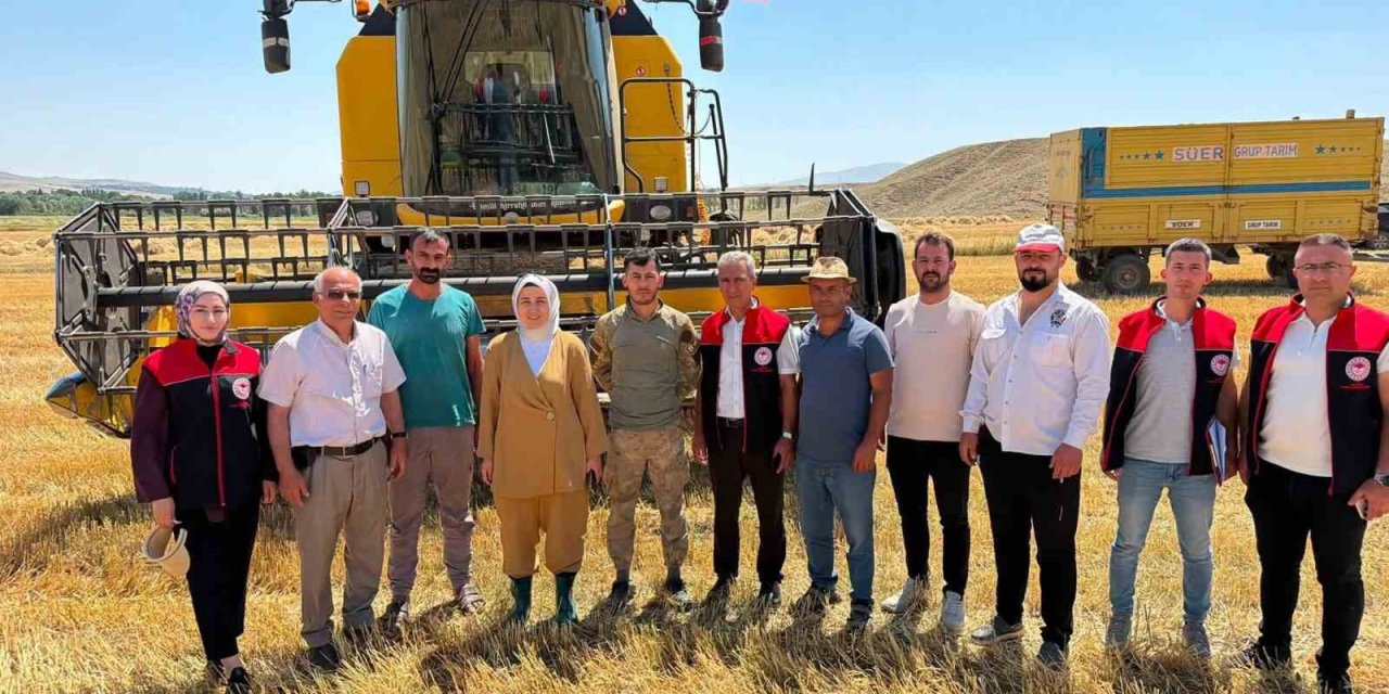 Çizmeli Kaymakam bu kez tarlada
