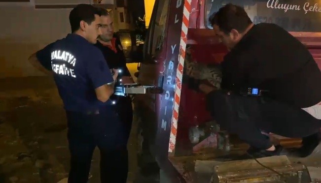 Çekicinin kasasına sıkışan kediyi itfaiye kurtardı