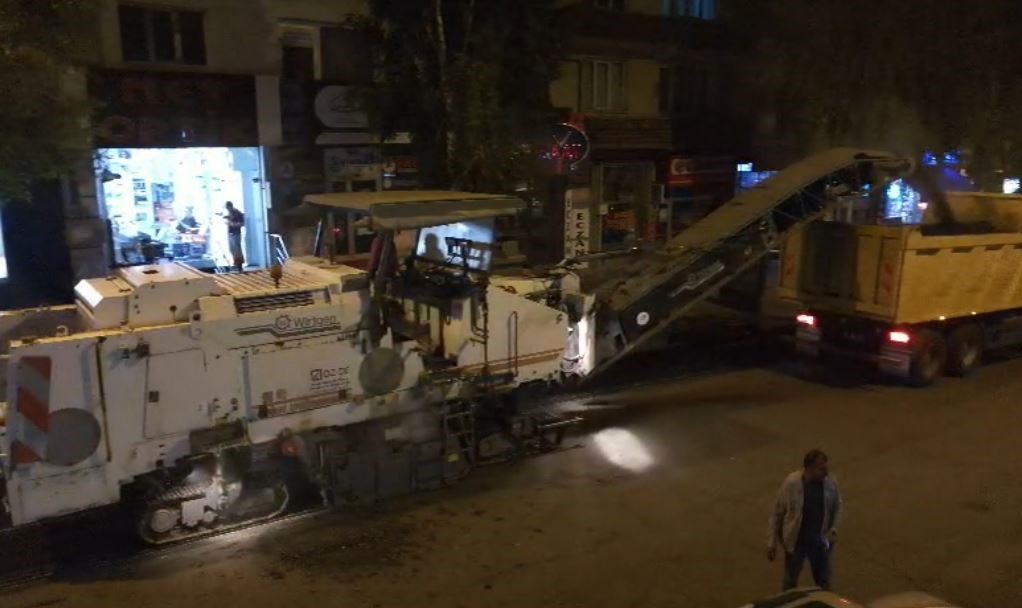 Belediye ekipleri yeni asfalt için eski asfaltı söküyor