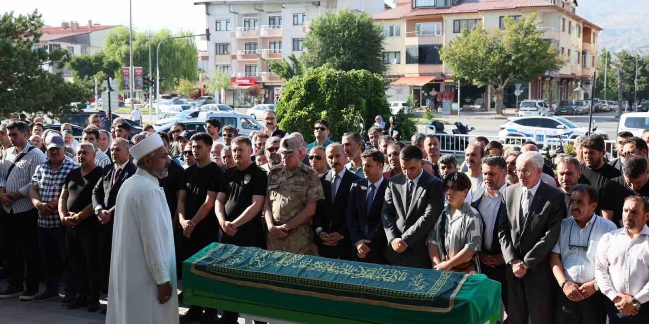 Şehit babası Mehmet Zengin son yolculuğuna uğurlandı