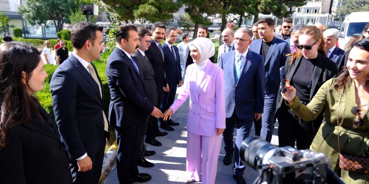 Aile ve Sosyal Hizmetler Bakanı Göktaş Van’da
