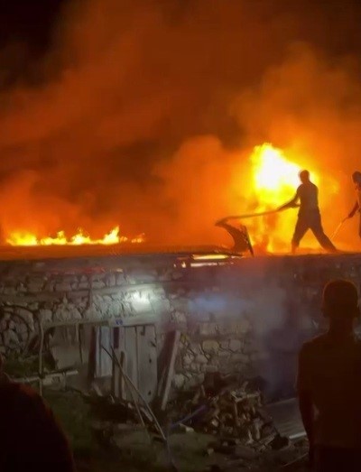 Erzincan’da samanlık alevlere teslim oldu