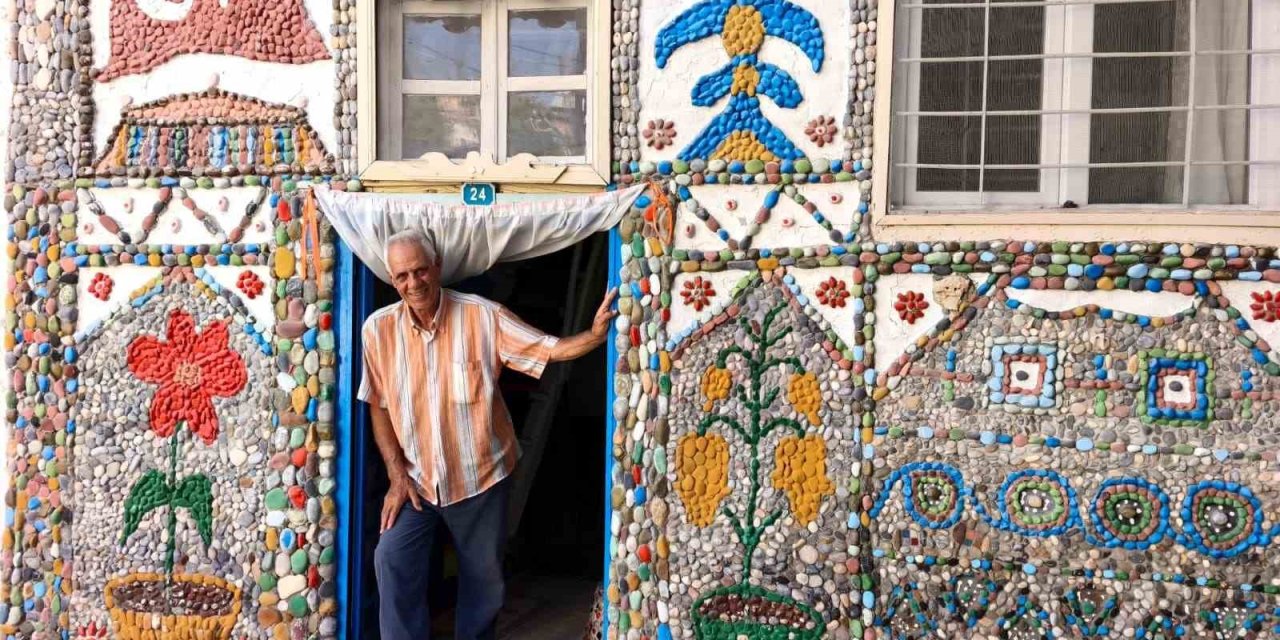 Topladığı binlerce taşı sanata dönüştürdü: Köyünü açık hava müzesine çevirdi