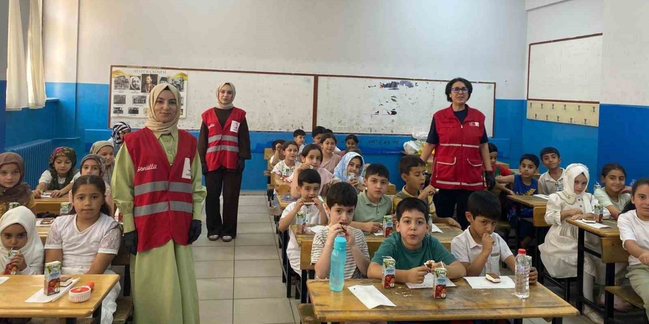Muş’ta Kızılay ekiplerinden öğrencilere ikram