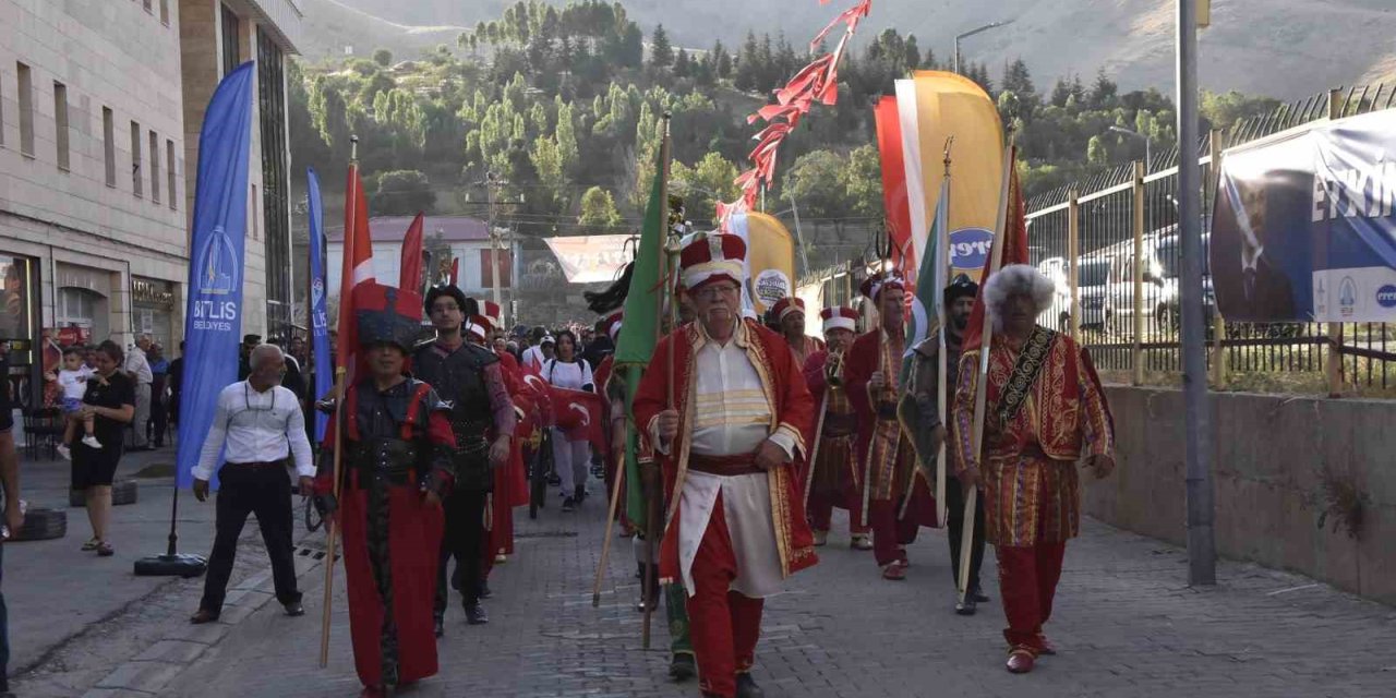 Bitlis’in kurtuluşunun 110. yılı coşkusu kortej yürüyüşüyle başladı