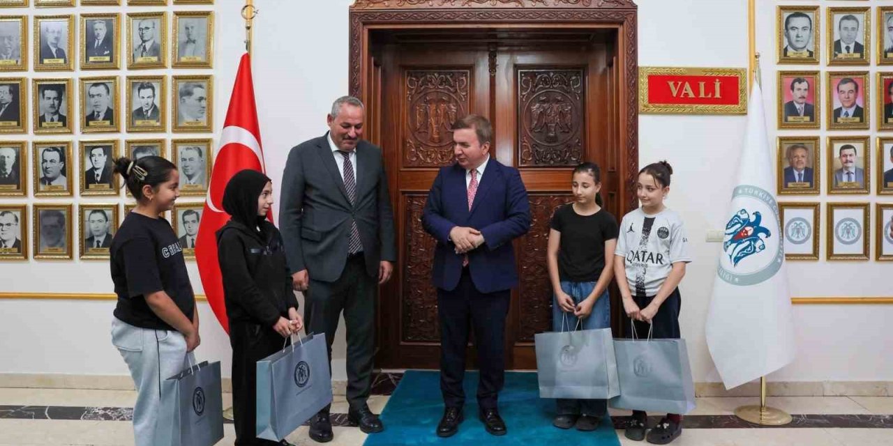 Vali Aydoğdu başarılı karatecileri makamında ağırladı