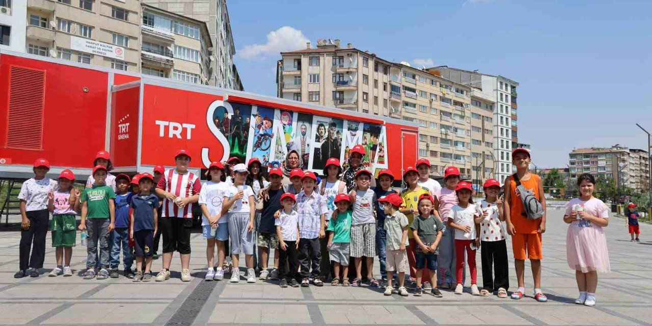 TRT Sinema Tırı Elazığlı çocuklara sinema keyfi yaşattı