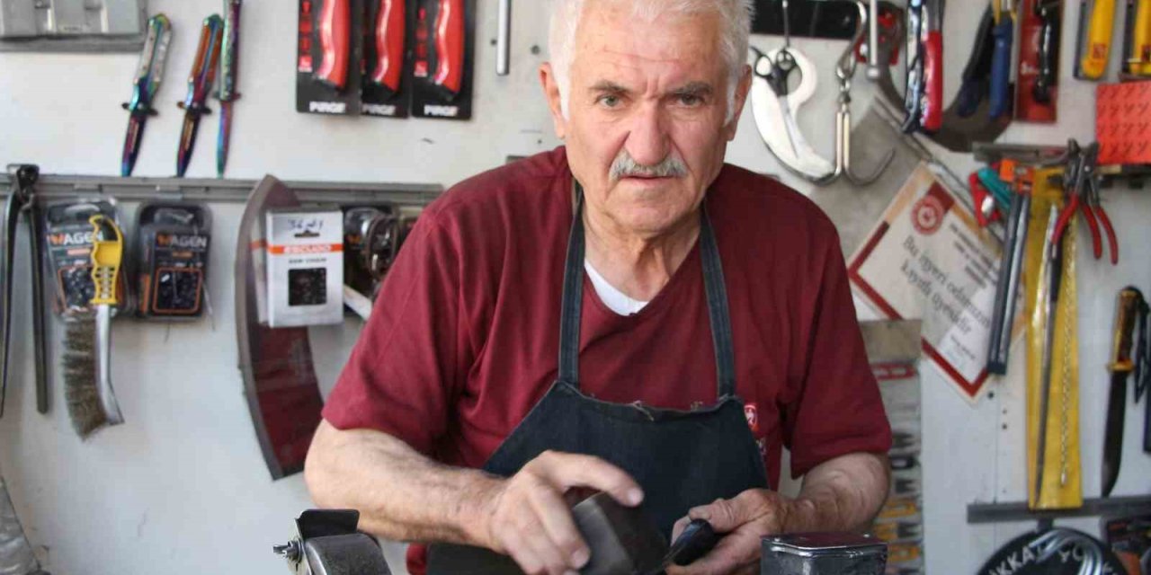 Ömrünü çarkın başında geçirdi: 59 yıldır bıçak biliyor