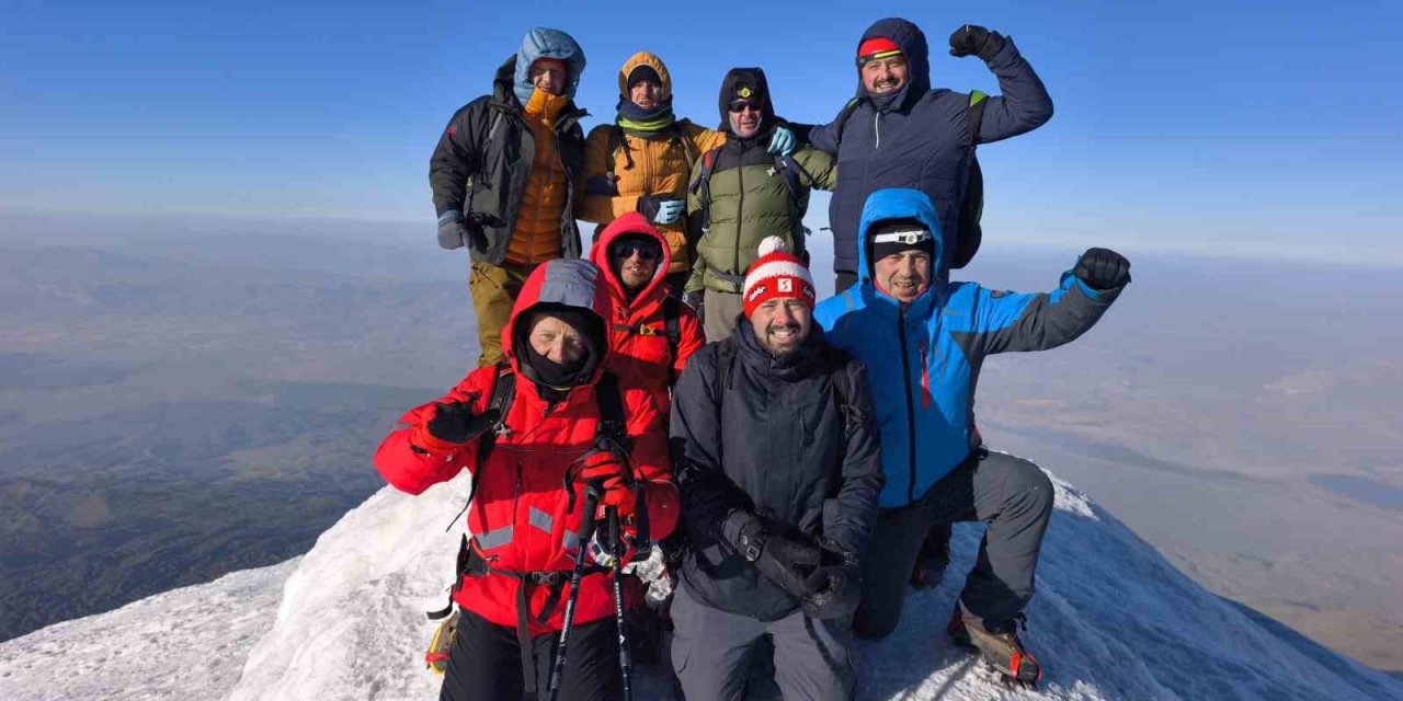 Ağrı Dağı zirvesi, dağcıları ağırlamaya devam ediyor
