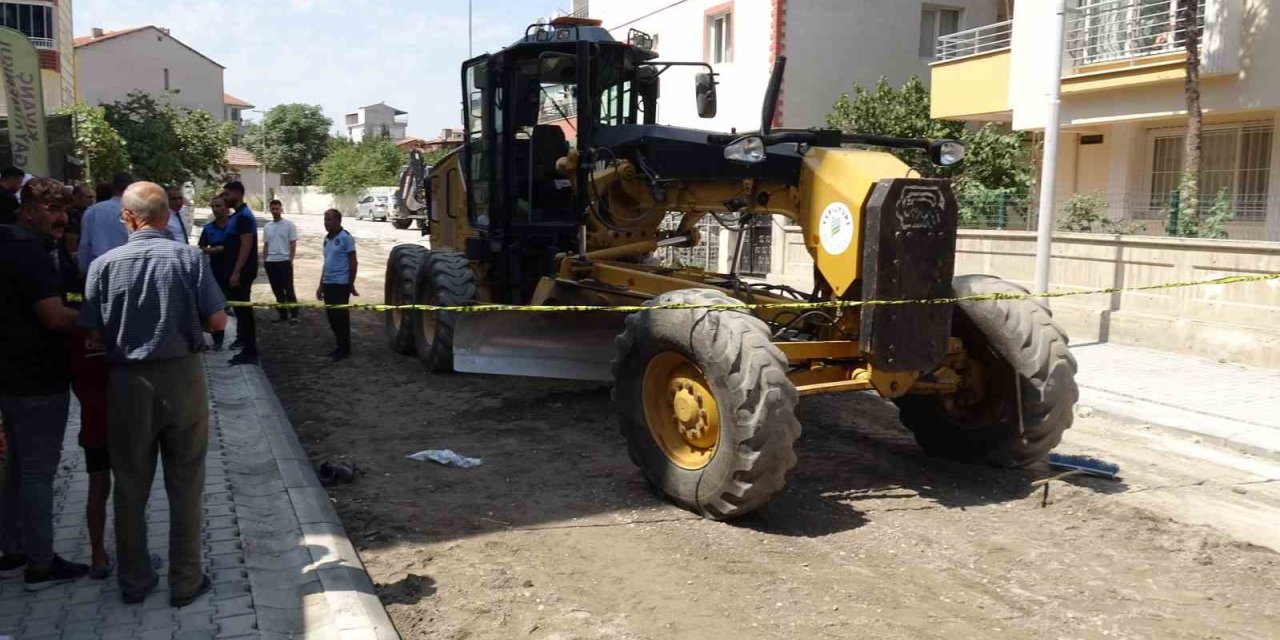 İş makinesinin altında kalan işçi hayatını kaybetti