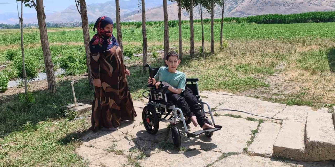 Spina Bifida hastalığı bulunan Yusuf’a akülü sandalye desteği