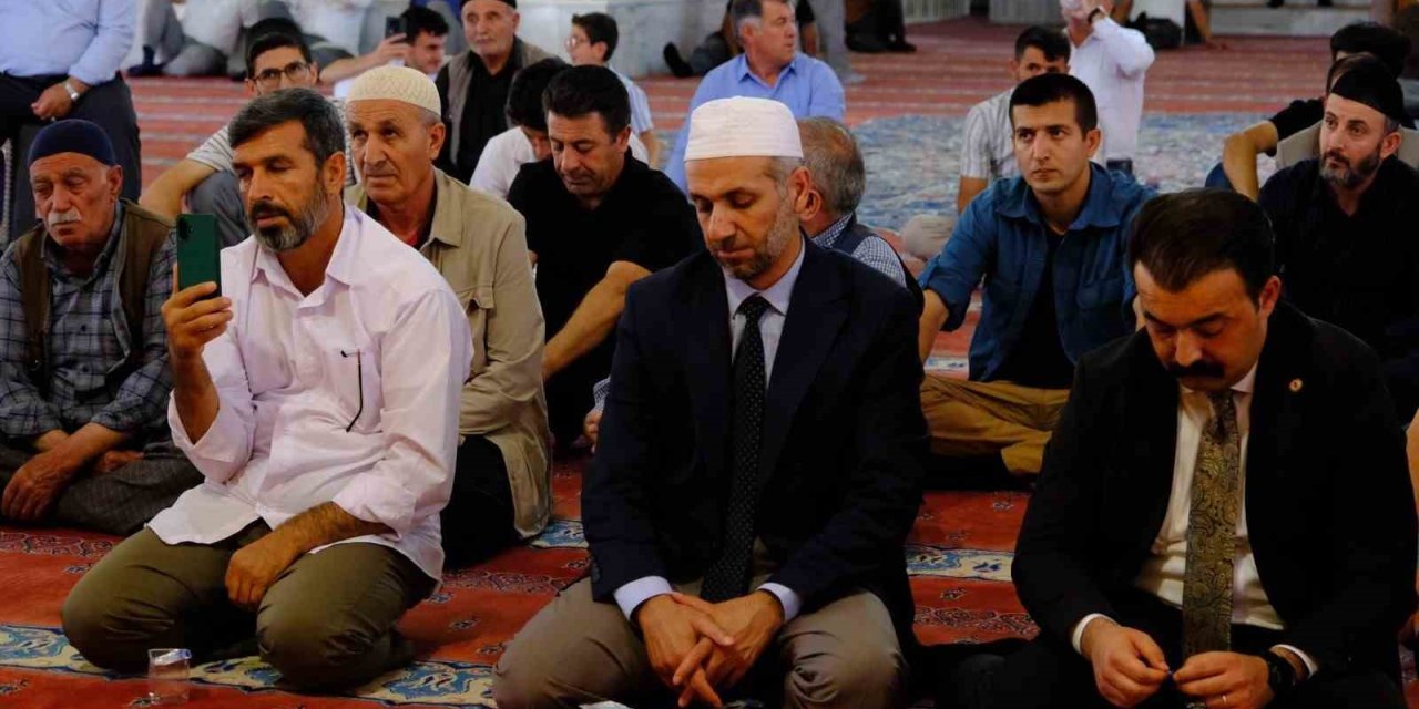 Van Ulu Cami’de ezanların güzel sesi yankılandı