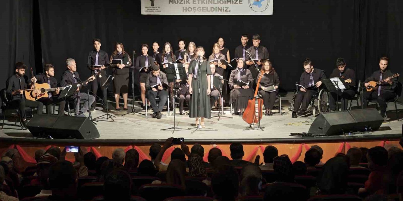 Ahlat’ta "gönülden ezgilere" gecesi: Özel bireyler ve öğrencilerden unutulmaz konser