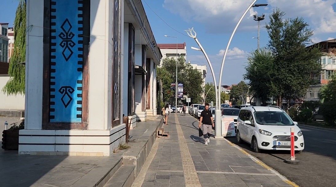 Bunaltıcı sıcaklara karşı Munzur Dağları’nda kartopu keyfi
