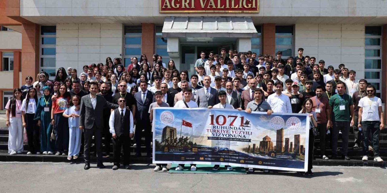 Ağrı’dan 200 öğrenci Çanakkale ve Ankara’ya tarih yolculuğuna uğurlandı
