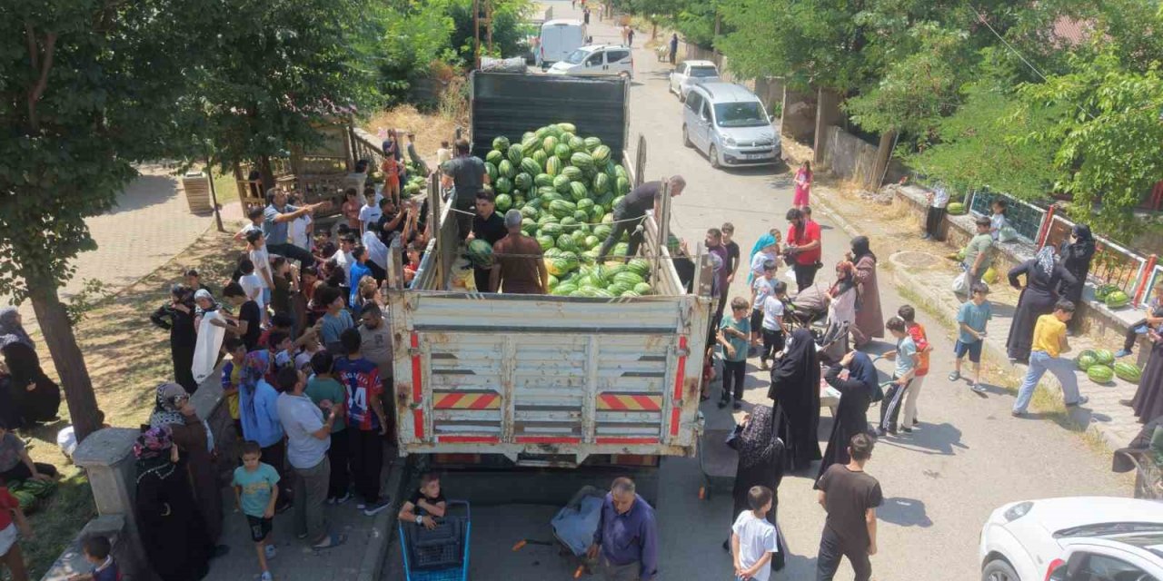 Muş karpuzu 8 mahallede vatandaşlara ücretsiz dağıtıldı