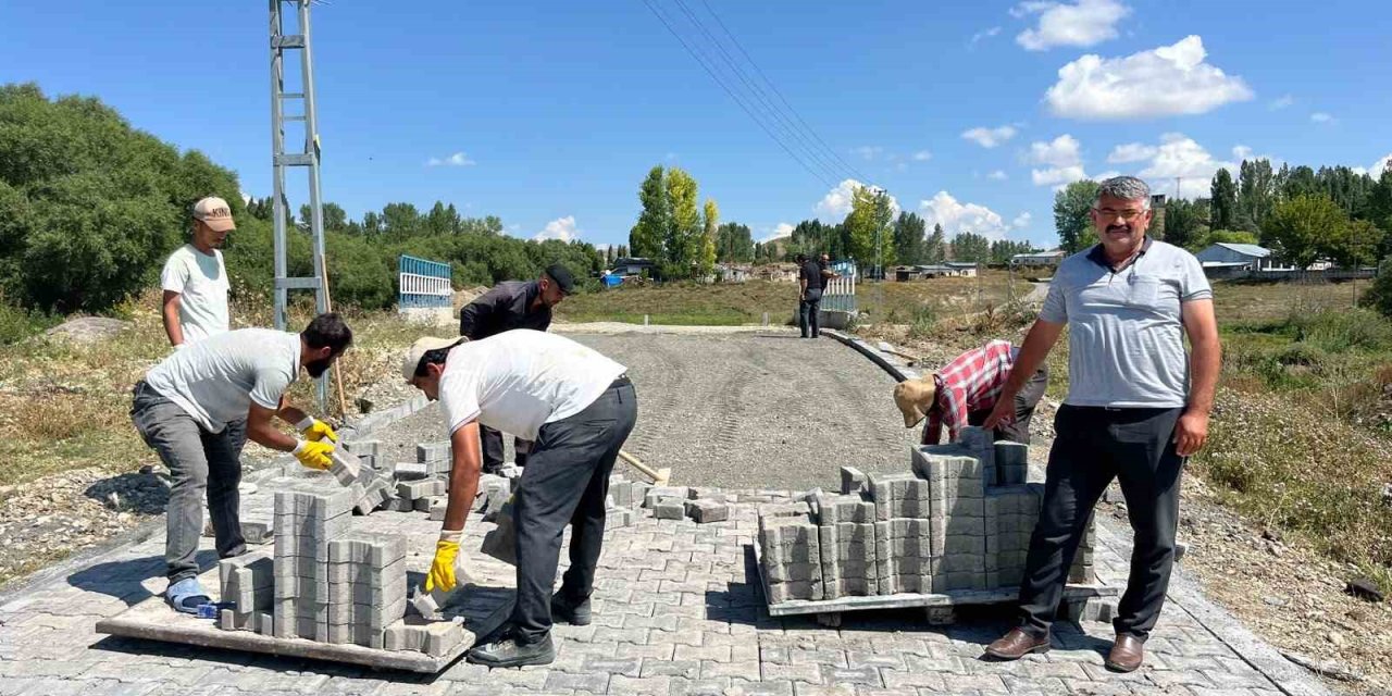 Kars’ta Üçpınar Köyü’nde yollar parke taşlarıyla yenileniyor