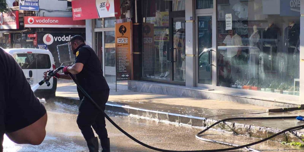 Sarıkamış’ta cadde ve kaldırımlar tazyikli suyla yıkanıyor