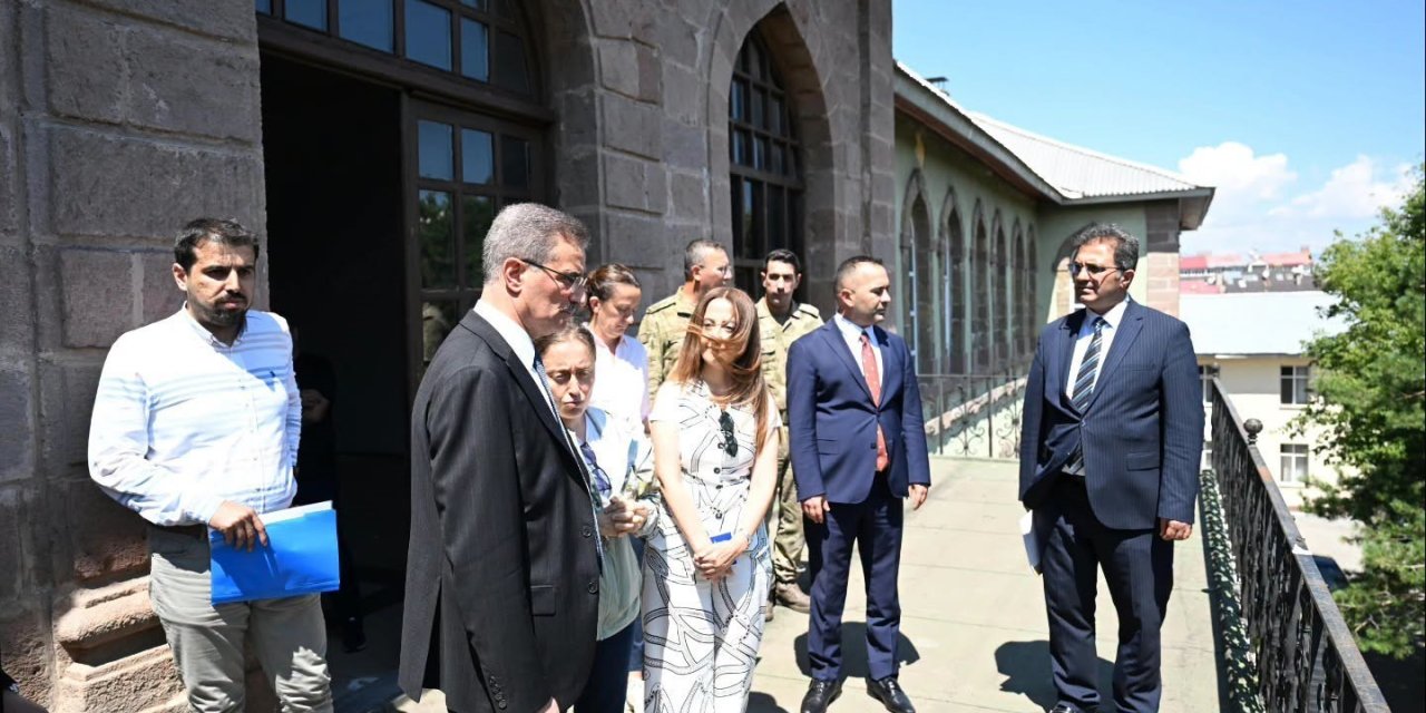 Erzurum Lisesine devredilen tarihi binada inceleme