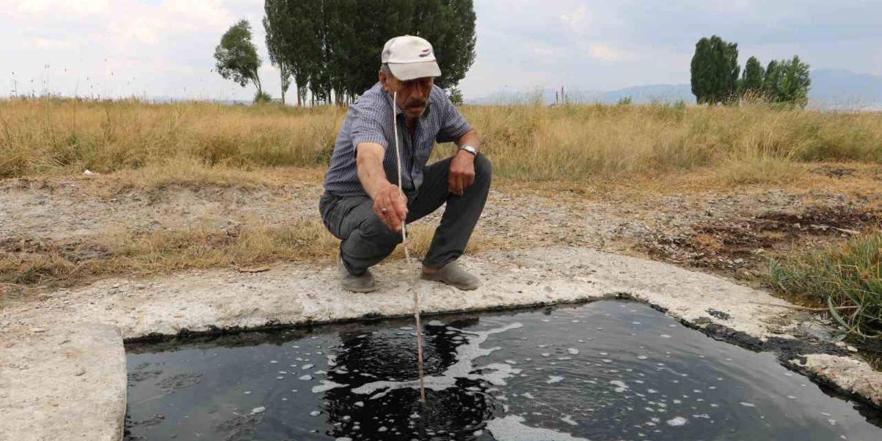 Erzurum’da kuyudan çıkan suyun köpükleri alev alıyor, elleri yumuşatıyor