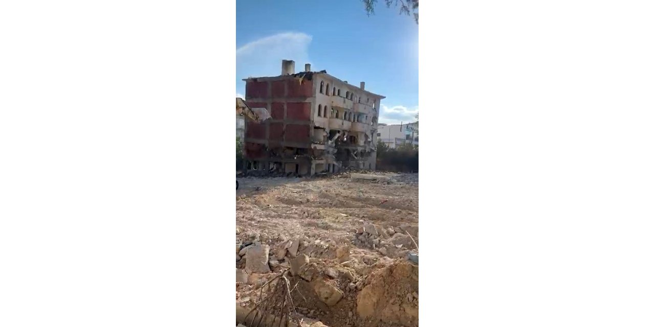 Elazığ’da 5 katlı bina iş makinesinin tek dokunuşuyla yıkıldı