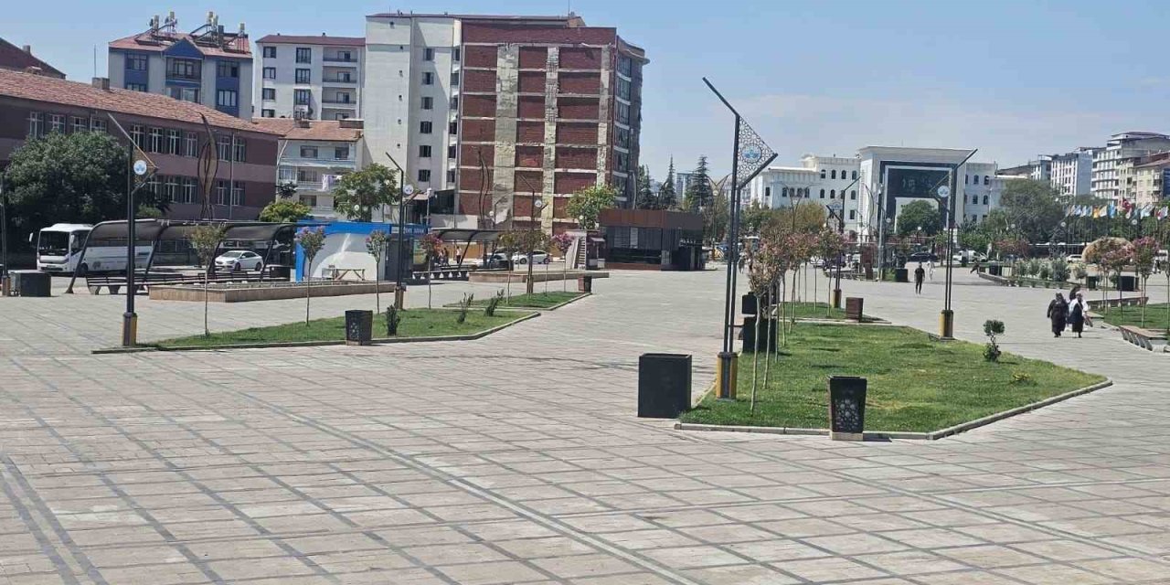 Elazığ’da sıcaklar cadde ve sokakları tenhalaştırdı