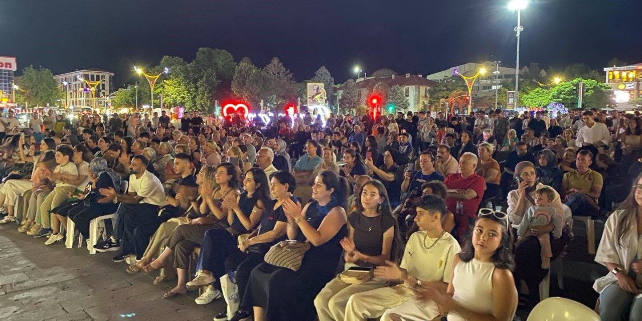 Dörtyol Meydanı’nda yaz konseri gerçekleştirildi