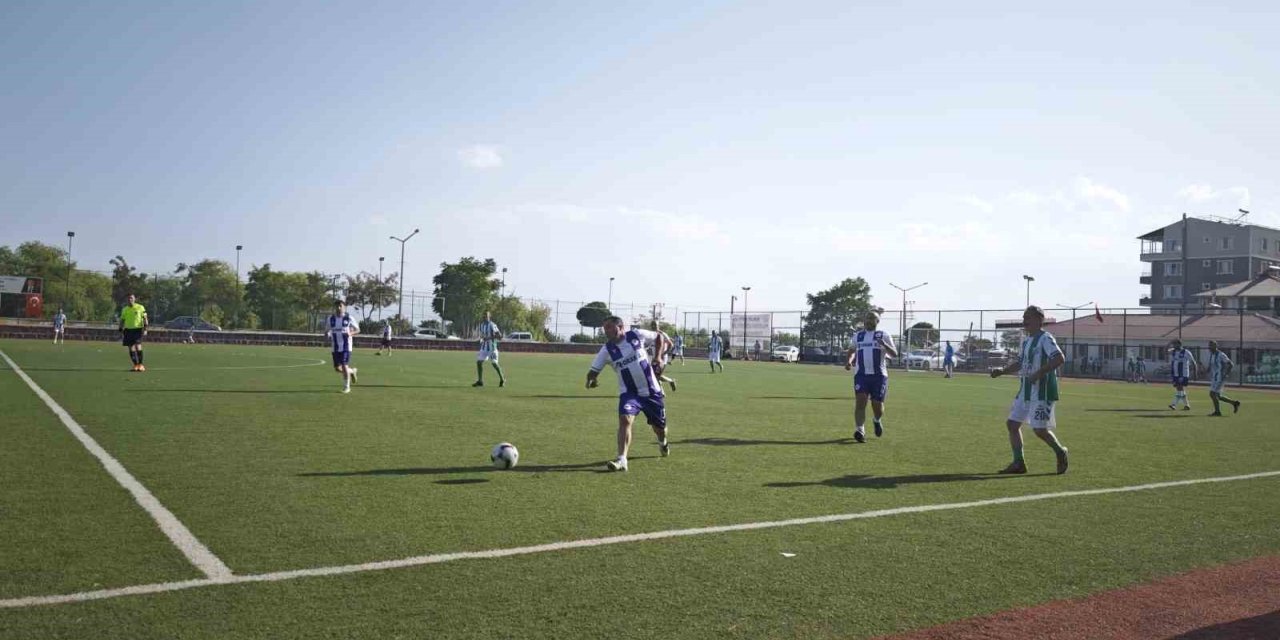 Ahlat’ta 40 yaş üstü şöhretler futbol turnuvası
