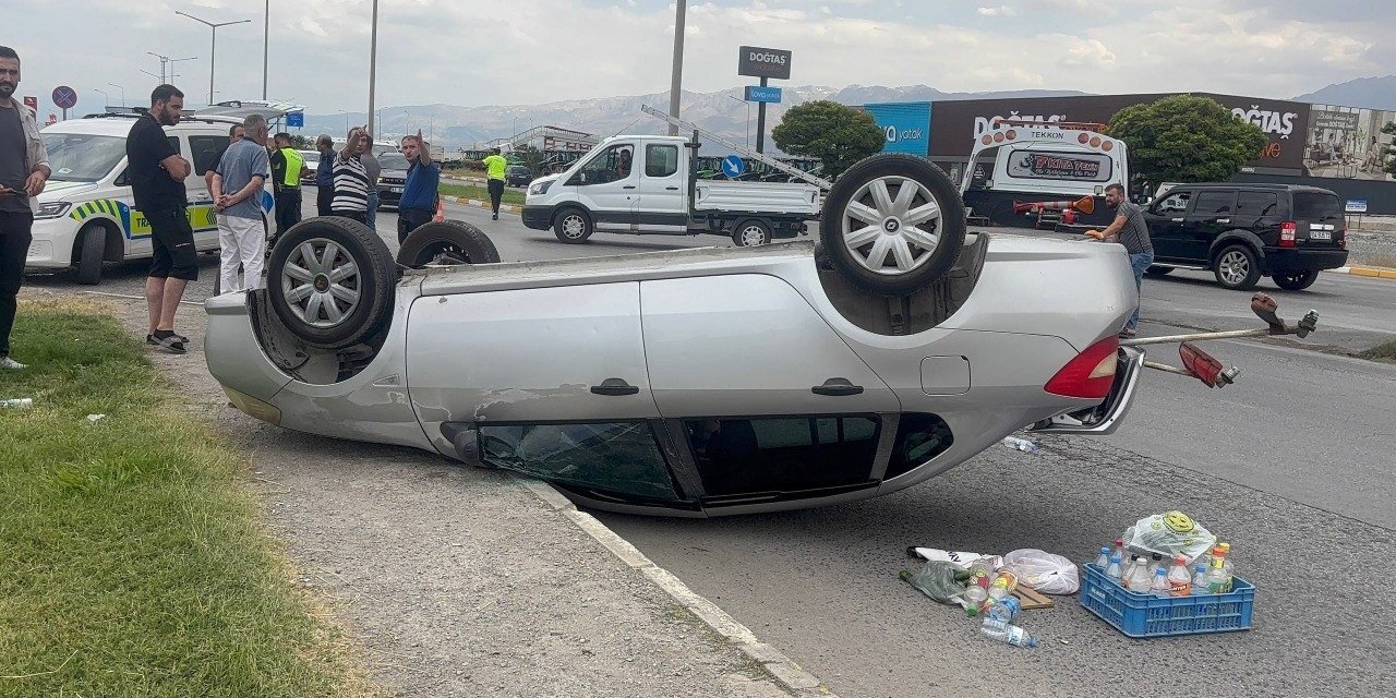 Erzincan’da otomobil takla attı: 2 yaralı