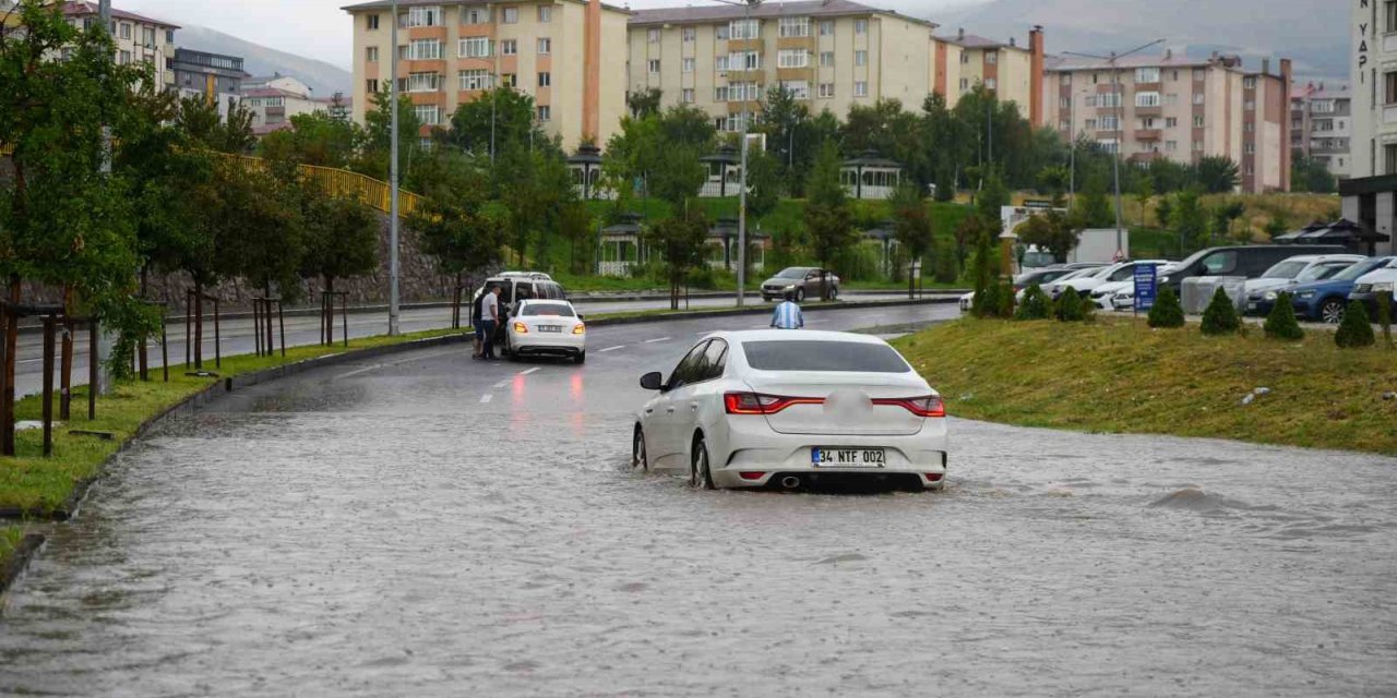 Erzurum’da yağış trafiği felç etti