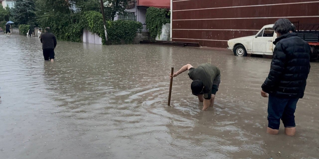 Erzincan’da sağanak sonrası yollar göle döndü