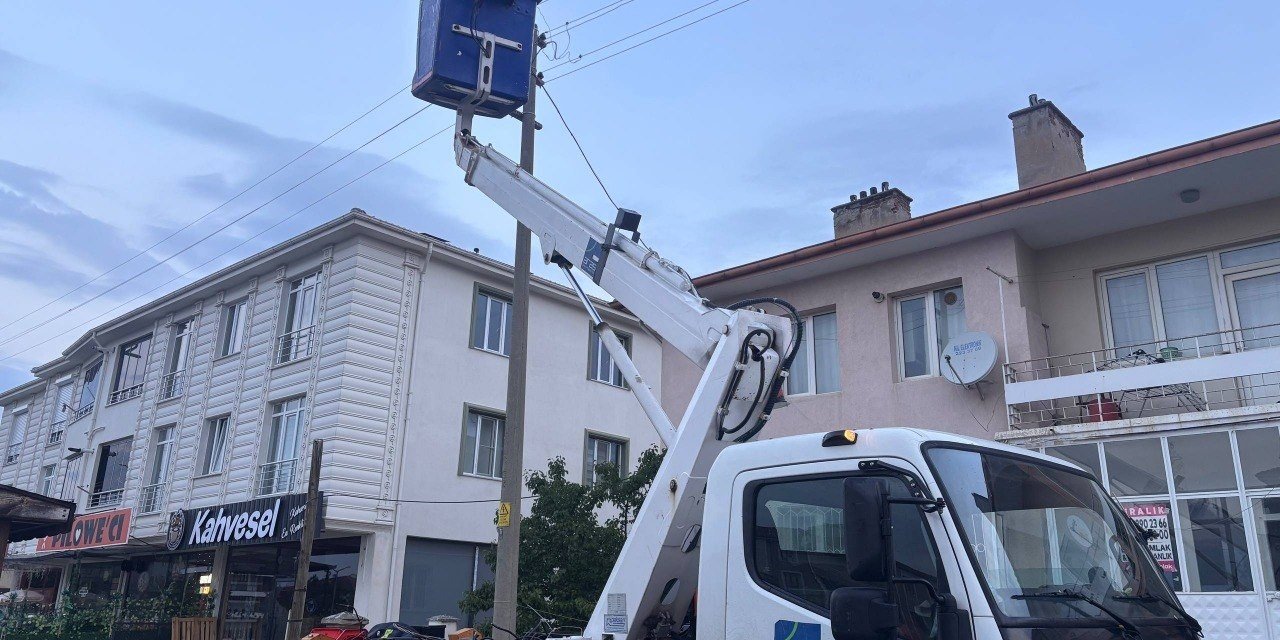 Erzincan’da elektrik direği kıvılcım saçtı: Mahalle sakinleri korku dolu anlar yaşadı