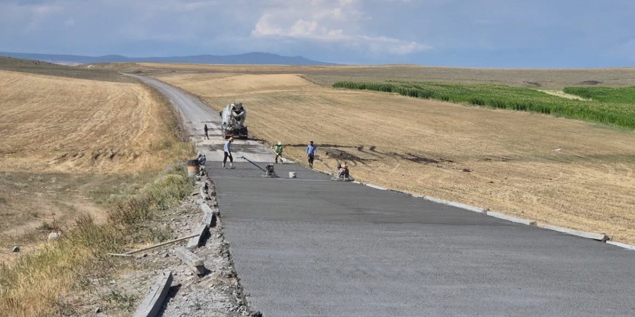 Akyaka’da köy yolları betonla buluşuyor