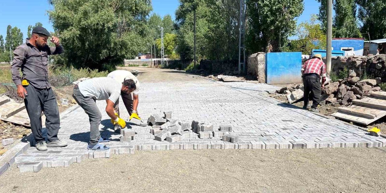 Akyaka’da köy yollarının kilit parke taş yapımı sürüyor