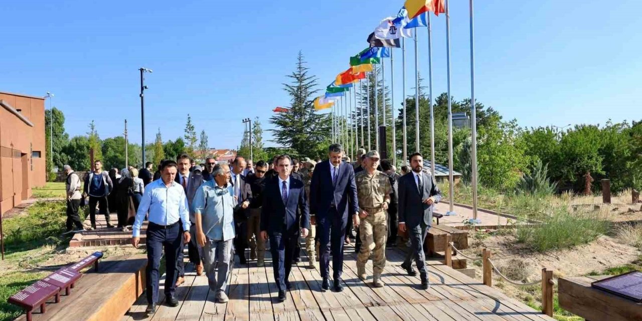 Bakan yardımcısı Çelik, Ahlat’ta incelemelerde bulundu