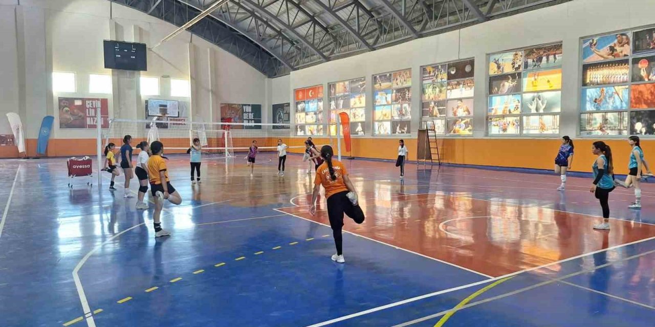 Bulanık’ta voleybol antrenmanları yoğun katılımla devam ediyor