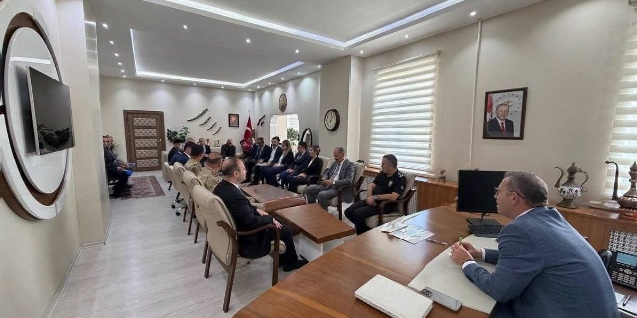 Kars Valisi Polat, Arpaçay’da kurum yöneticileriyle bir araya geldi