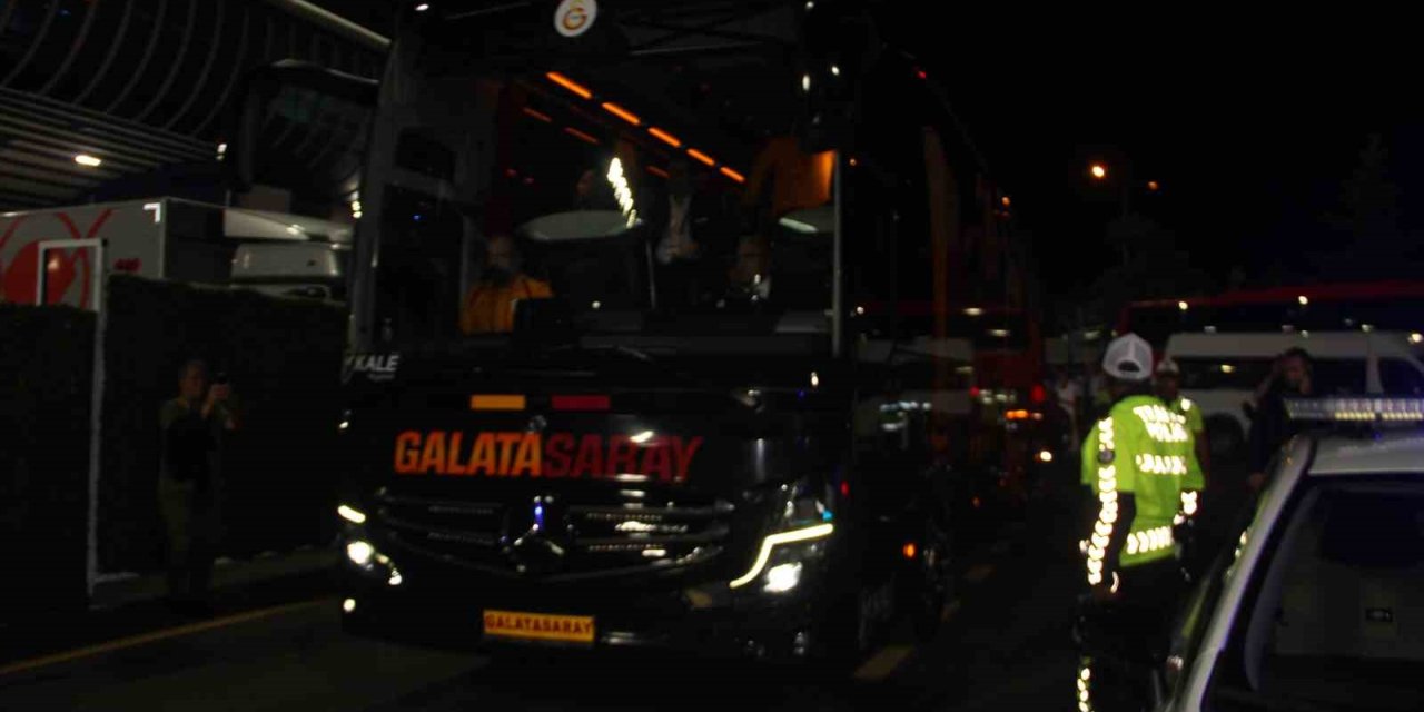 Erzurumspor FK-Galatasaray maçı öncesi takımlar stadyuma geldi
