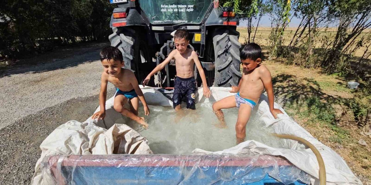 Traktörün arkasına bağlanan sepette serinleme keyfi