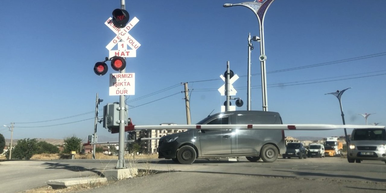 Elazığ’da tren yolunda kazaya davetiye çıkaran anlar