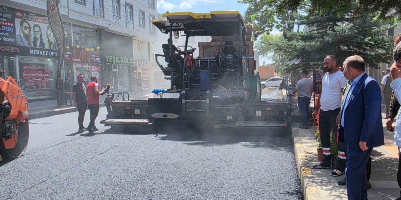 Kars’ta şehir içi yollarda asfalt seferberliği: Faikbey Caddesi yenileniyor