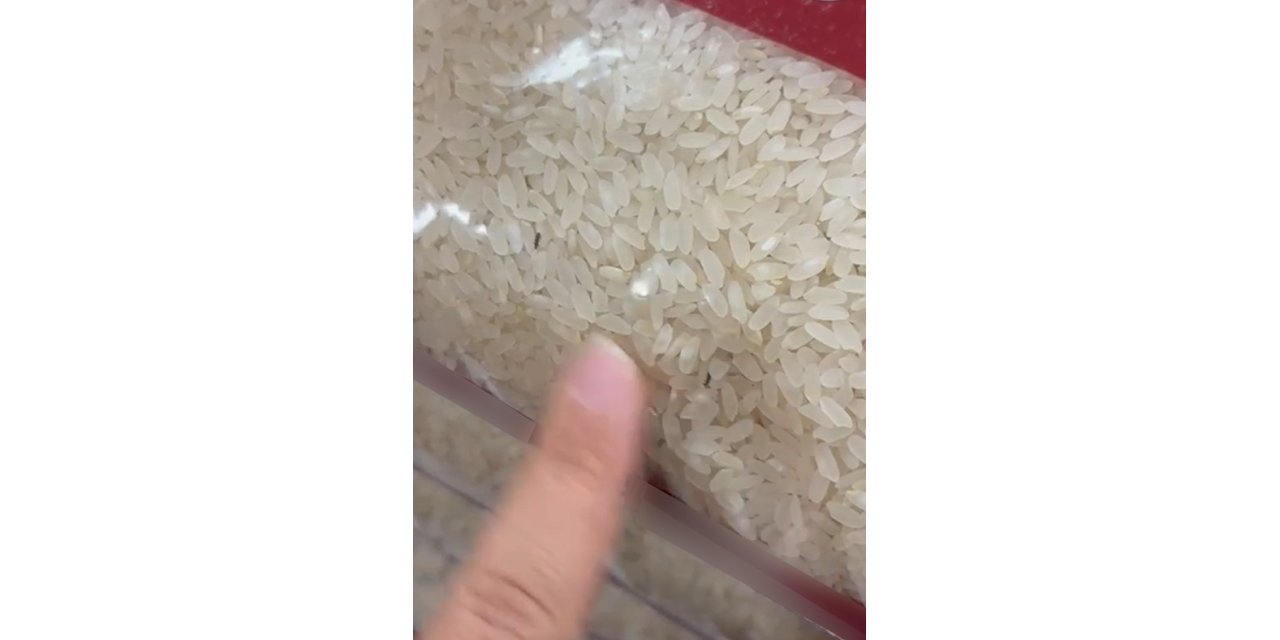 Elazığ’da paketli bir pirinç içerisinde böcekler görüntülendi