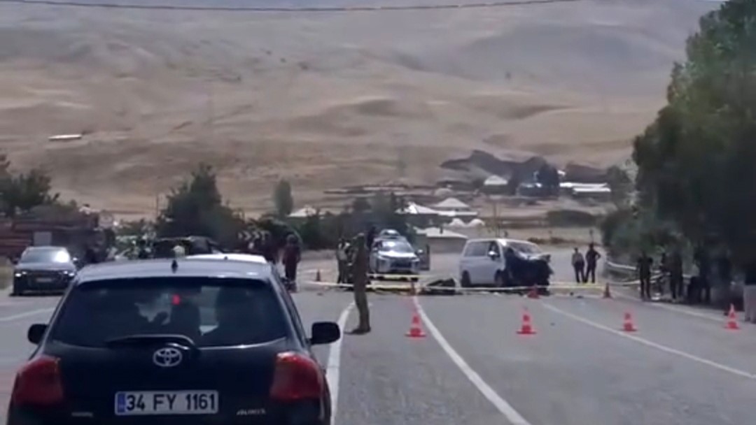 Muradiye’de araçlar kafa kafaya çarpıştı: 2 ölü, 9 yaralı