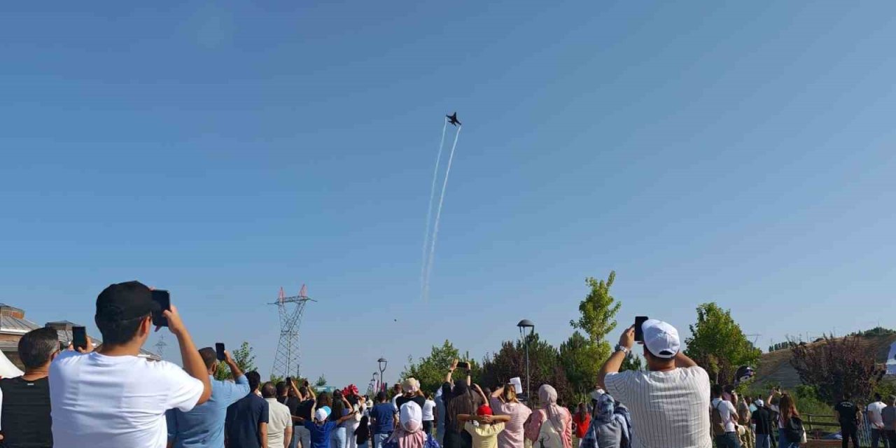 Ahlat’ta SOLOTÜRK gösteri uçusu nefes kesti