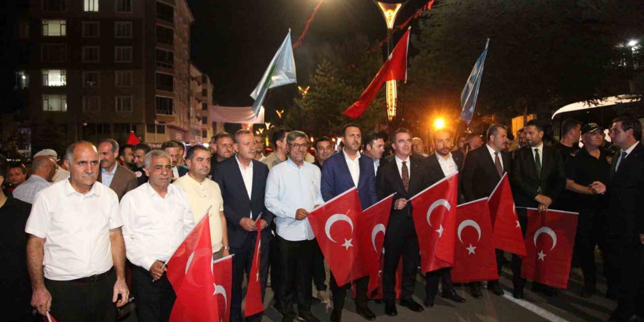 Ahlat’ta Malazgirt Zaferi’nin 955. yılı dolayısıyla fener alayı ve bayrak yürüyüşü yapıldı