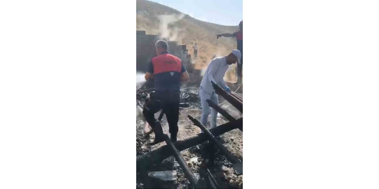 Hakkari’de çıkan yangında bir ev kullanılamaz hale geldi