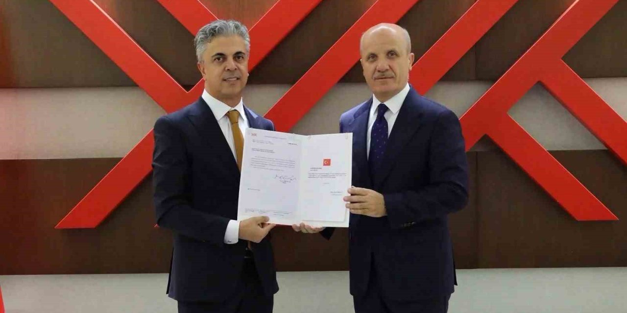 Rektör Kuyrukluyıldız mazbatasını YÖK Başkanı Özvar’dan aldı