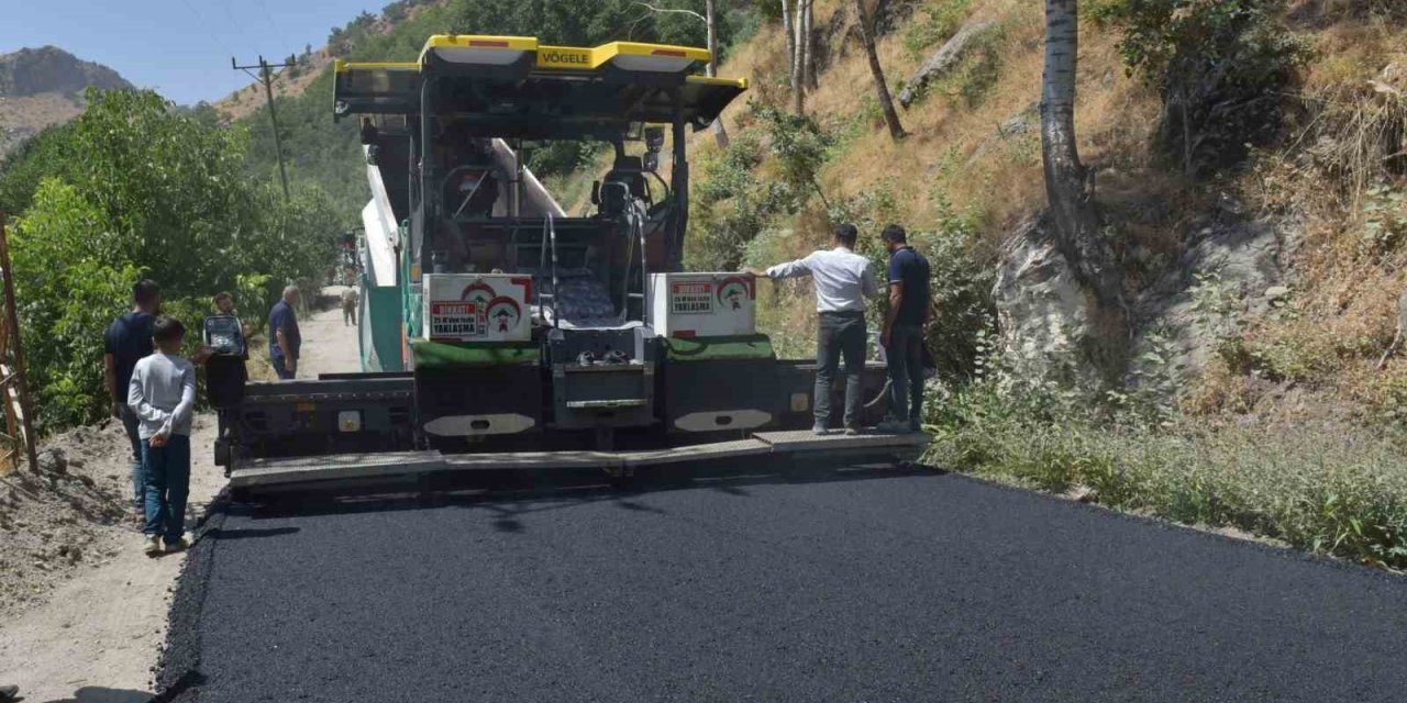 Şemdinli ve Derecik’te asfalt çalışmaları sürüyor